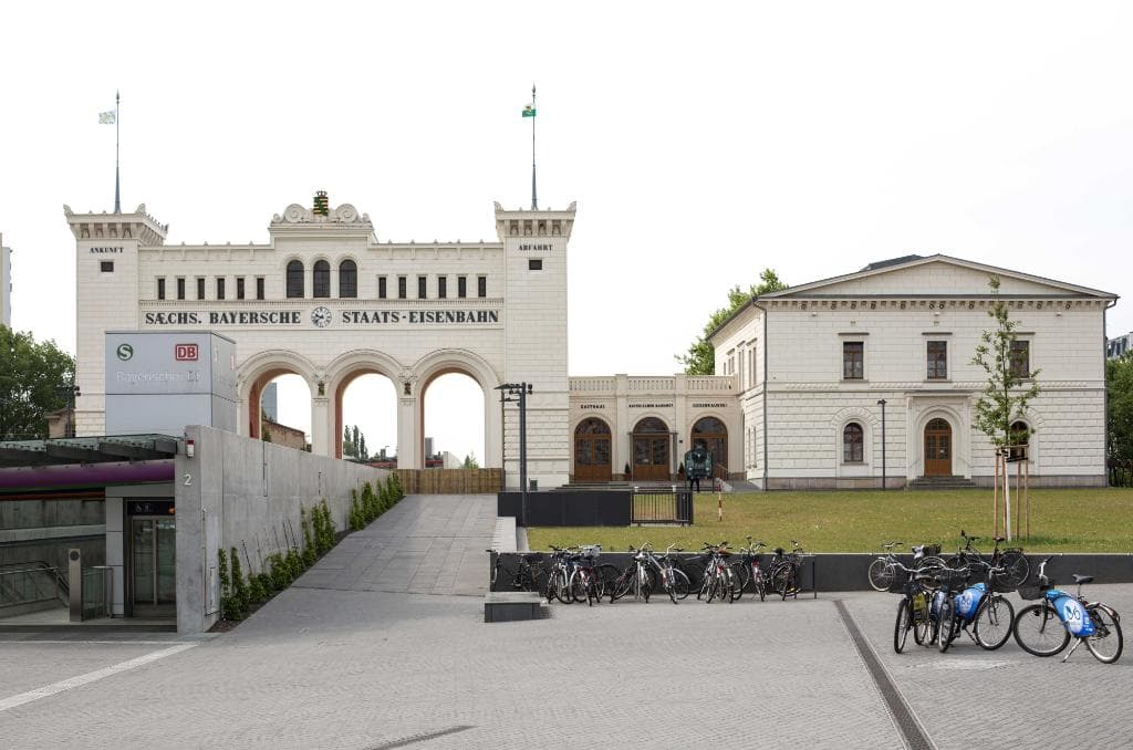 Der Bayerische Bahnhof mit Portikus und S-Bahn-Haltestelle