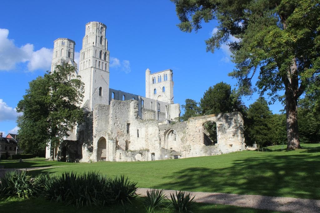l'abbaye dans son ecrin de verdure