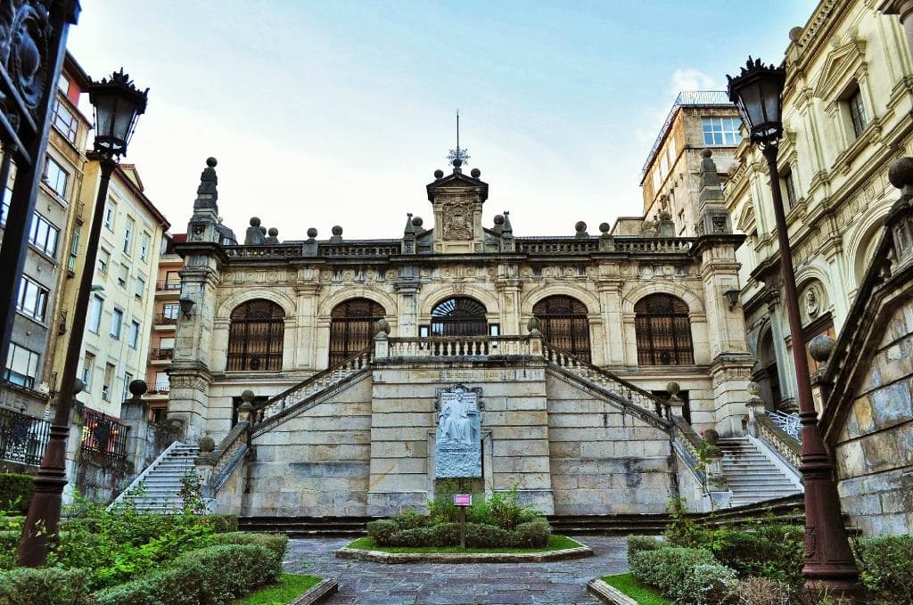 Вход в музей справа