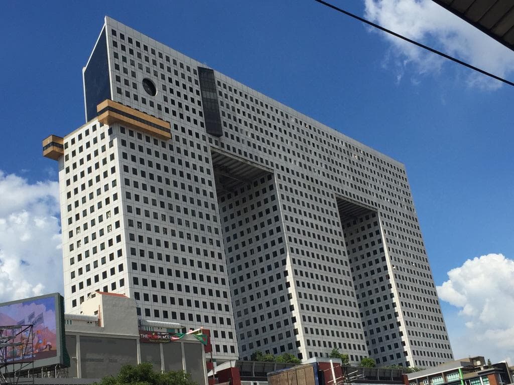 Lustiges Bauwerk aber schon in die Jahre gekommen.Wir haben das mit dem nahegelegenen Wochenendm