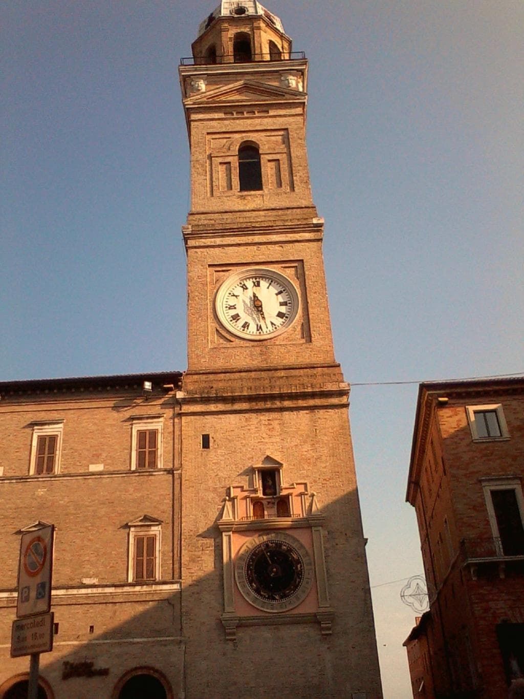La torre dell'orologio e planetaria