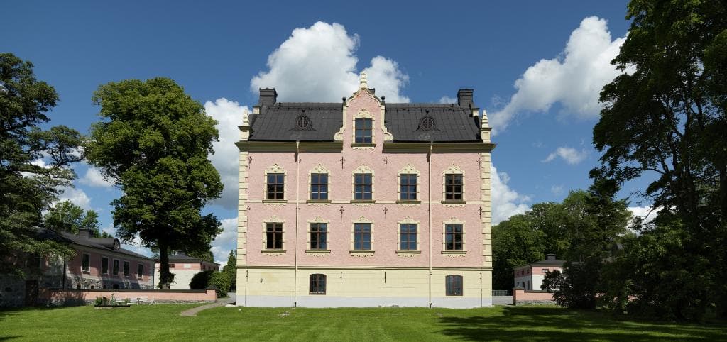 Skånelaholsm slott sett från sjösidan. (Foto: Per Myrehed)