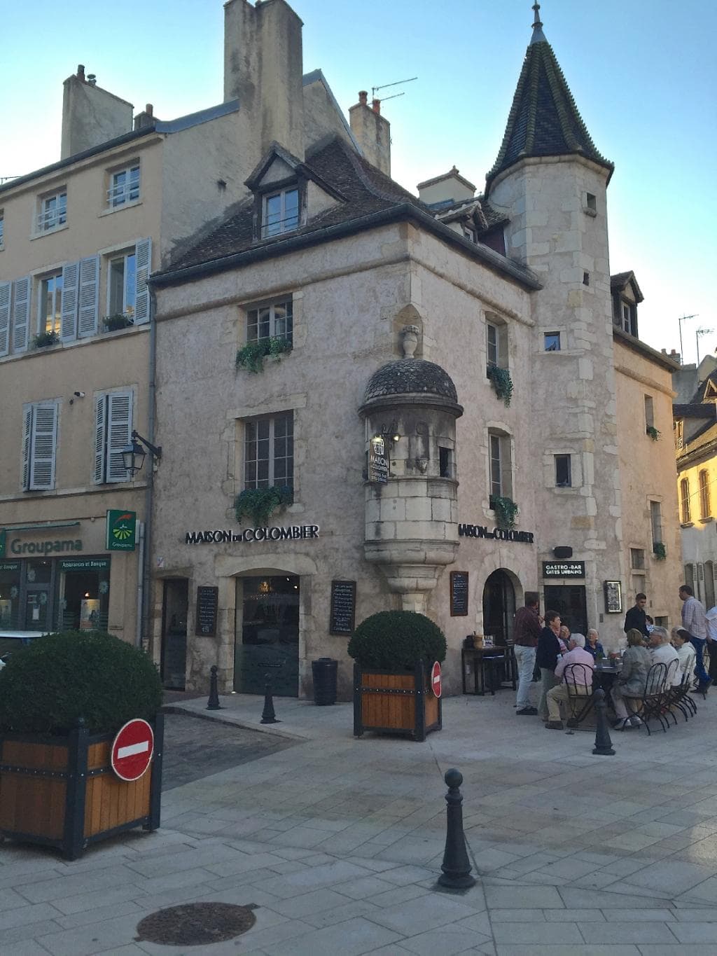 Maison du Colombier Gites Urbains & Gastro Pub