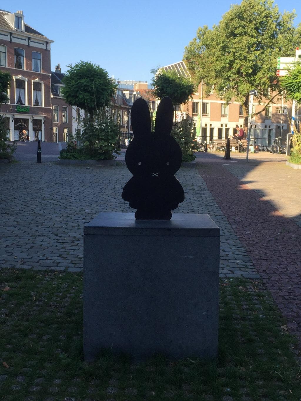 公園でもないなんでもない空き地のような場所にポツンとあります。すぐ隣はお家が並んでいるので、少し人様の中庭に迷い込んだような感じもします。私が早朝行ったときは、ナインチェ像にゴミのコーラの缶が