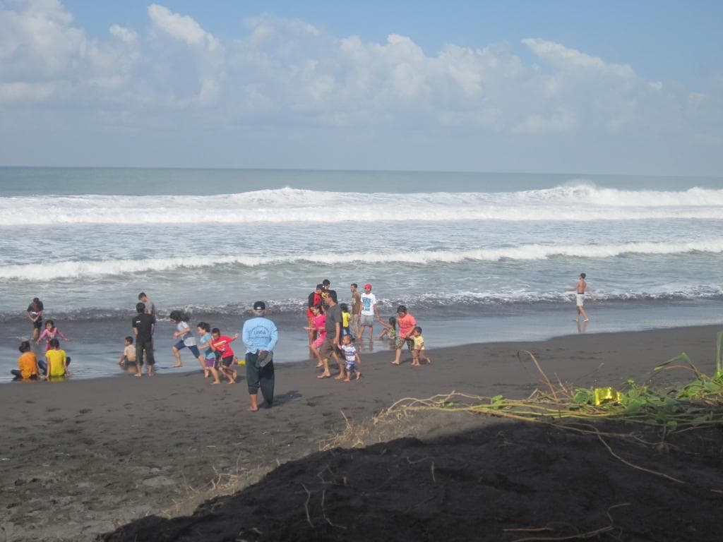 Saat pasir berbisik dan deburan ombak menyambut kehadiran kami