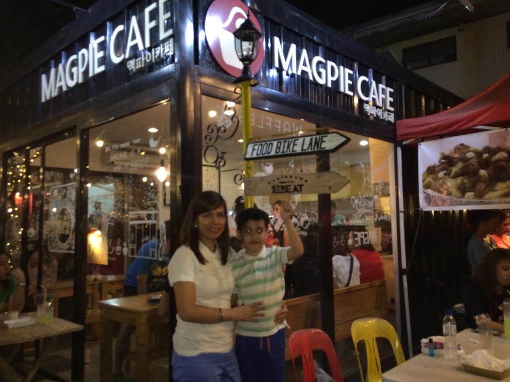 We just checked out the StrEAT @ Maginhawa. The place is full pack. Foods are okay but a little 