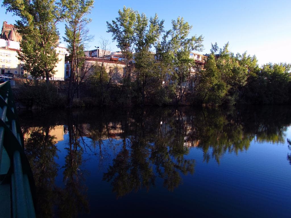 El rio jerte bordeando el parque de la Isla II