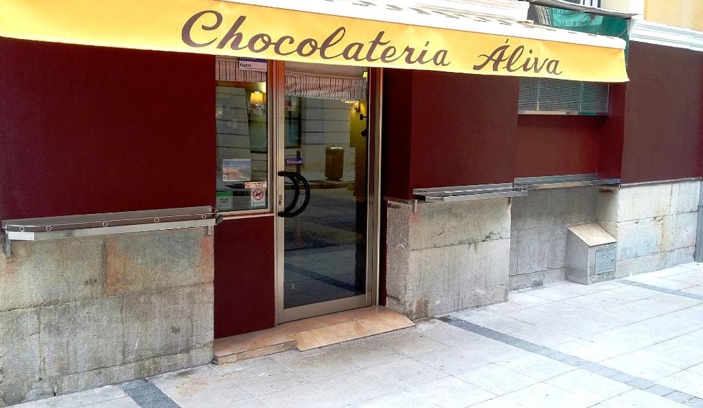 Fachada de la chocolatería por la calle Pedrueca