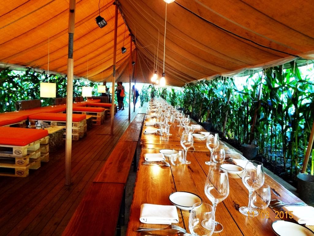 zicht op de lange tafel...