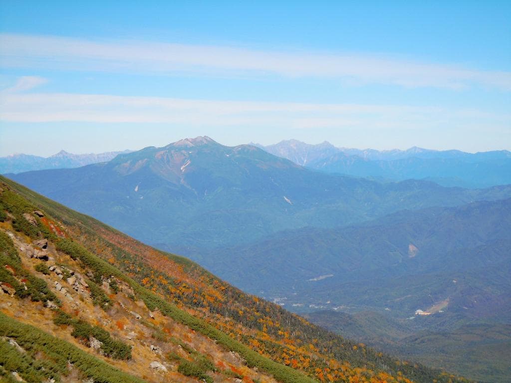 黒沢コースから見た山々　手前が乗鞍　乗鞍の右肩が穂高、槍ヶ岳は上に登るほど乗鞍に隠れて見えなくなる
