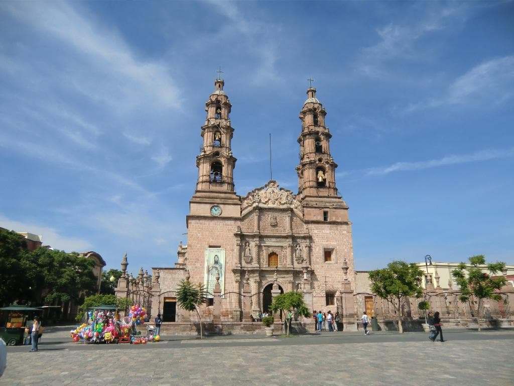 カテドラルを正面から見る