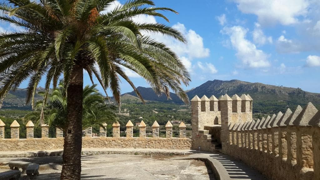 ... thront über den Dächern von Arta