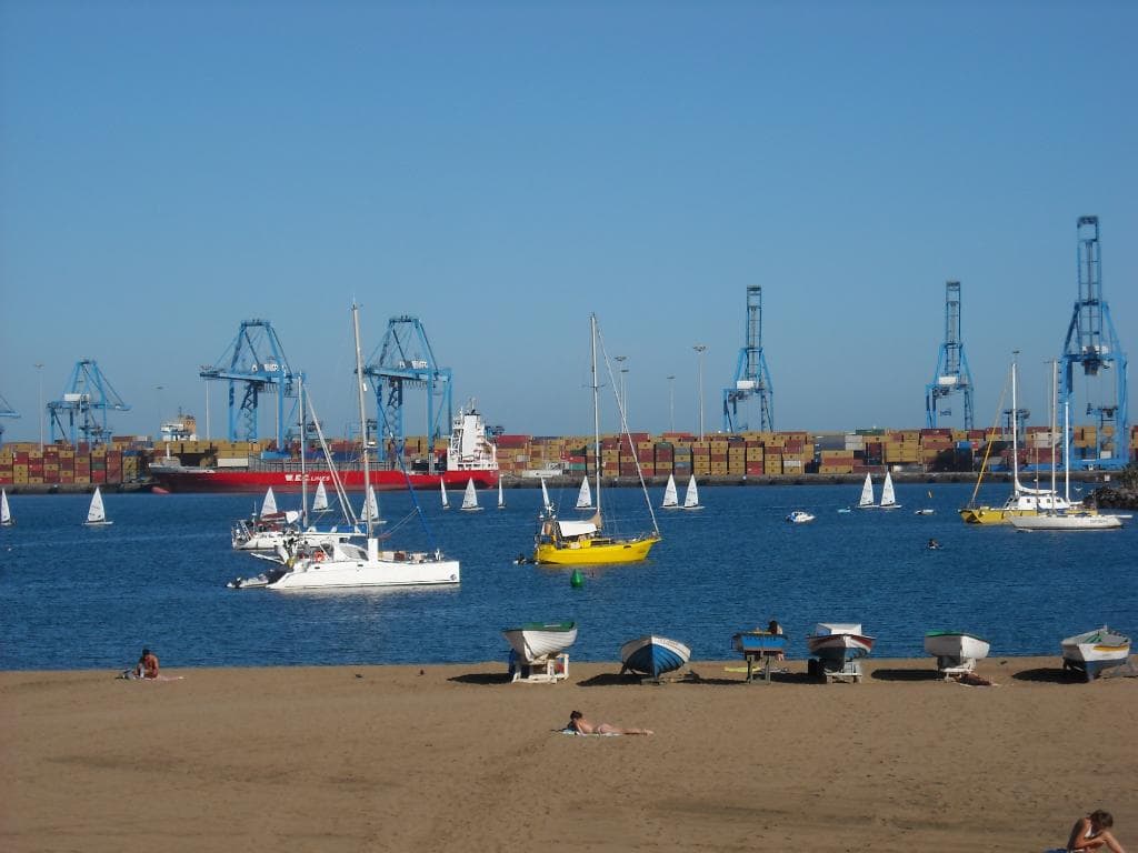 На фоне порта