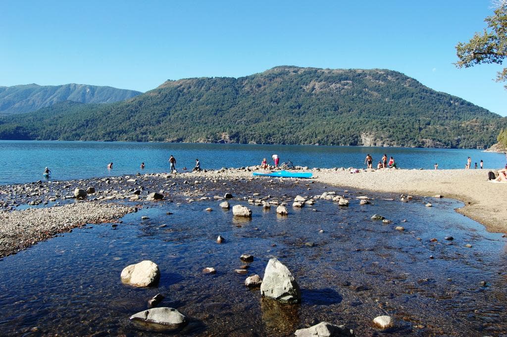 Pequeño riachuelo a orillas del camping y que desemboca en el lago