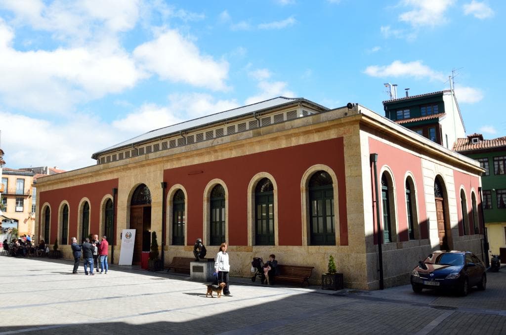 Edificio del antiguo mercado del pescado en la Plaza de Trascorrales