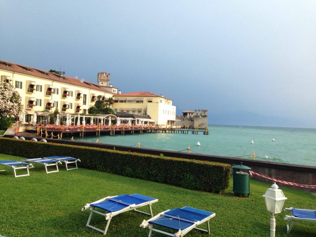 Это прекрасный отель на не менее прекрасном озере Гарда. Очень удобное расположения отеля дает в