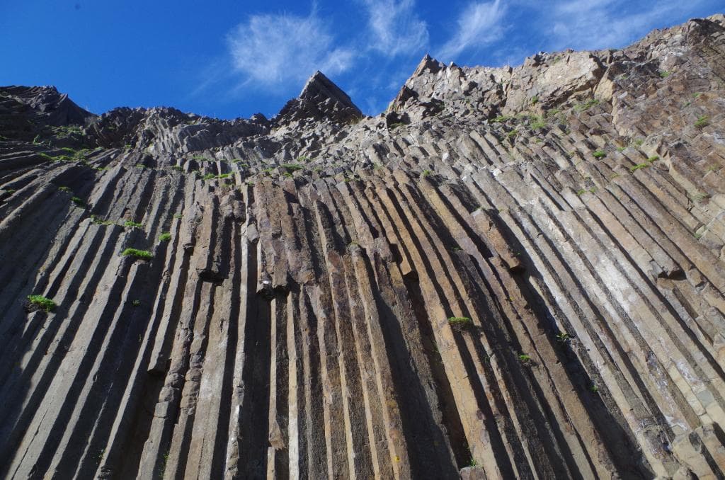 seltene Basaltstangen östlich vom Golfplatz
