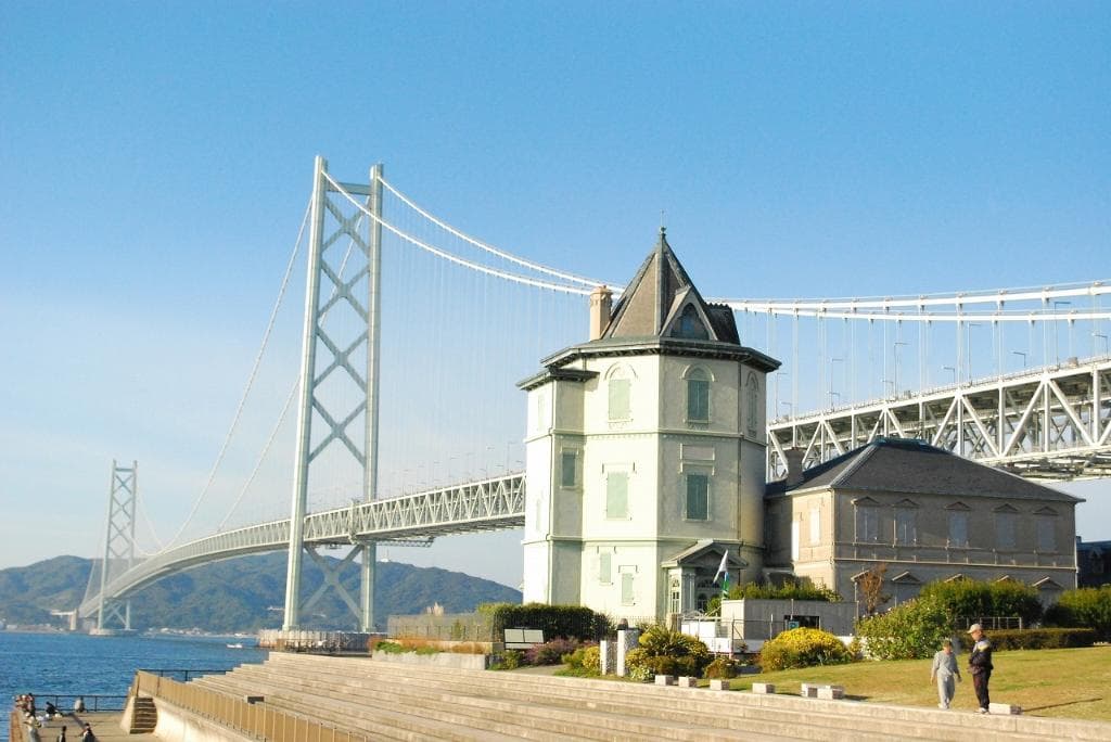 建物と明石大橋は絵になる