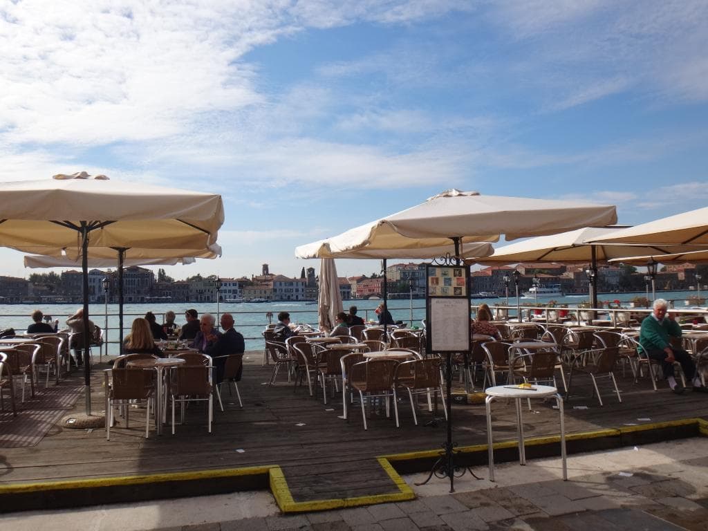 Столики на воде