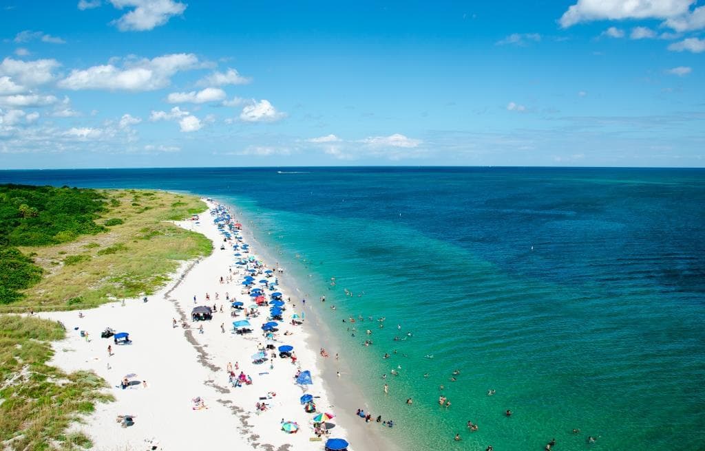 Вид на белоснежный пляж