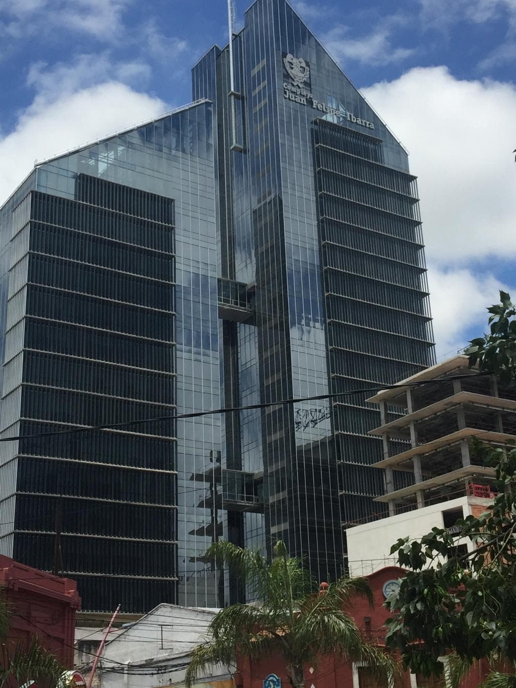 Algo impactante de vidrio que surge del casco histórico de Santiago Alberga toda una infraestr