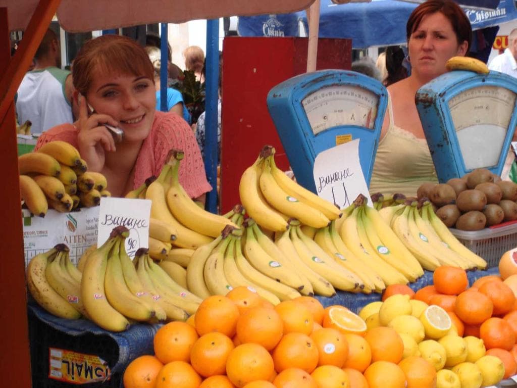 Frisches Obst vor alten Waagen