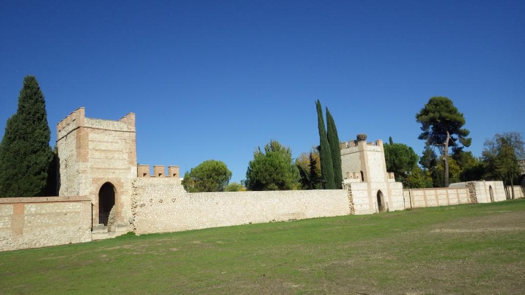 На башни входа нет