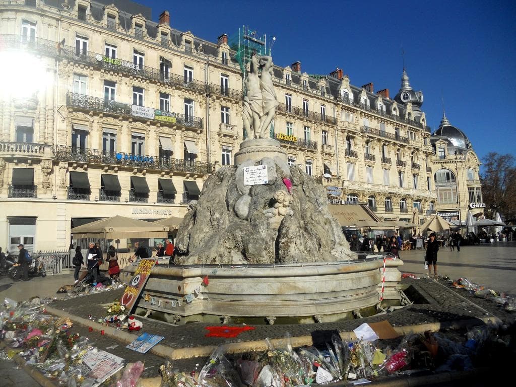 STATUT 3 GRACES PLACE DE LA COMEDIE