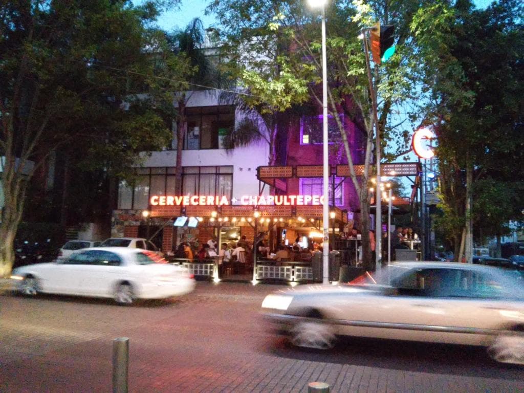 Cafeteria sobre la avenida