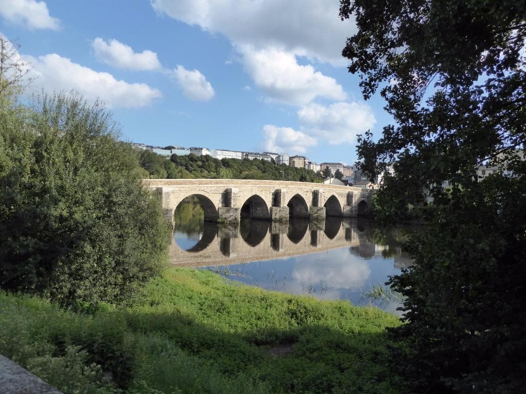 El puente romano en Lugo sobre el río Miño