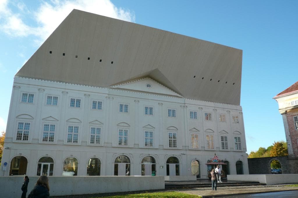 Главный фасад того же здания