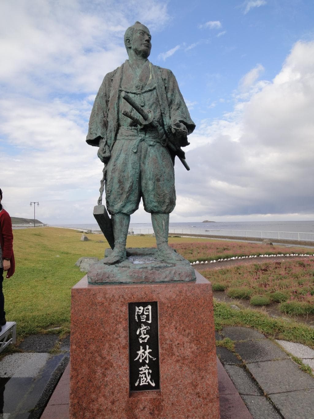 銅像が立ってました