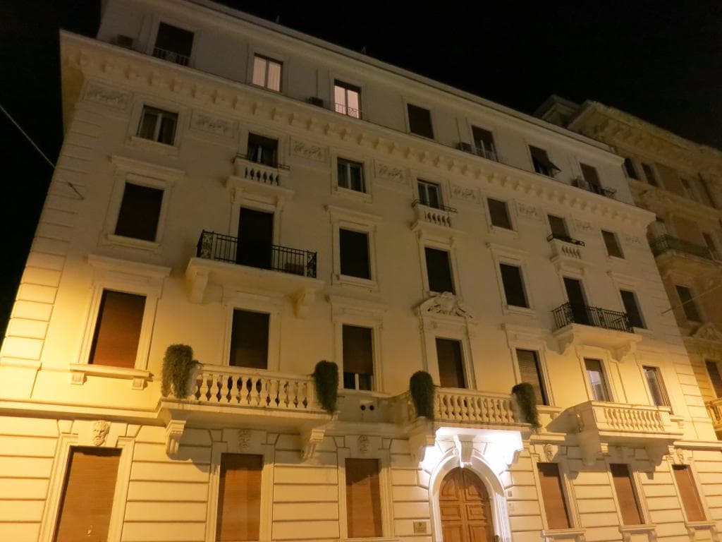 Огромные окна и двери, раза в два-три больше наших