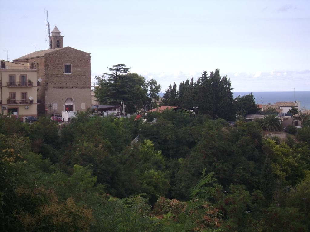 O parque arqueológico fica ao lado da igreja