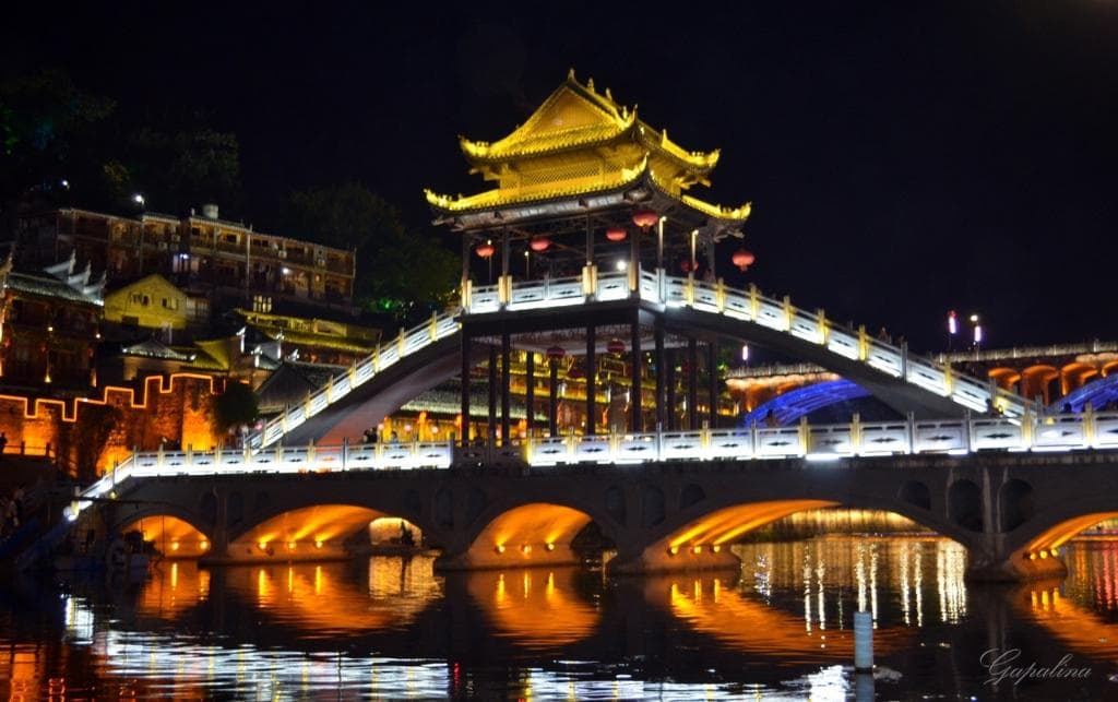 Радужный мост вечером.