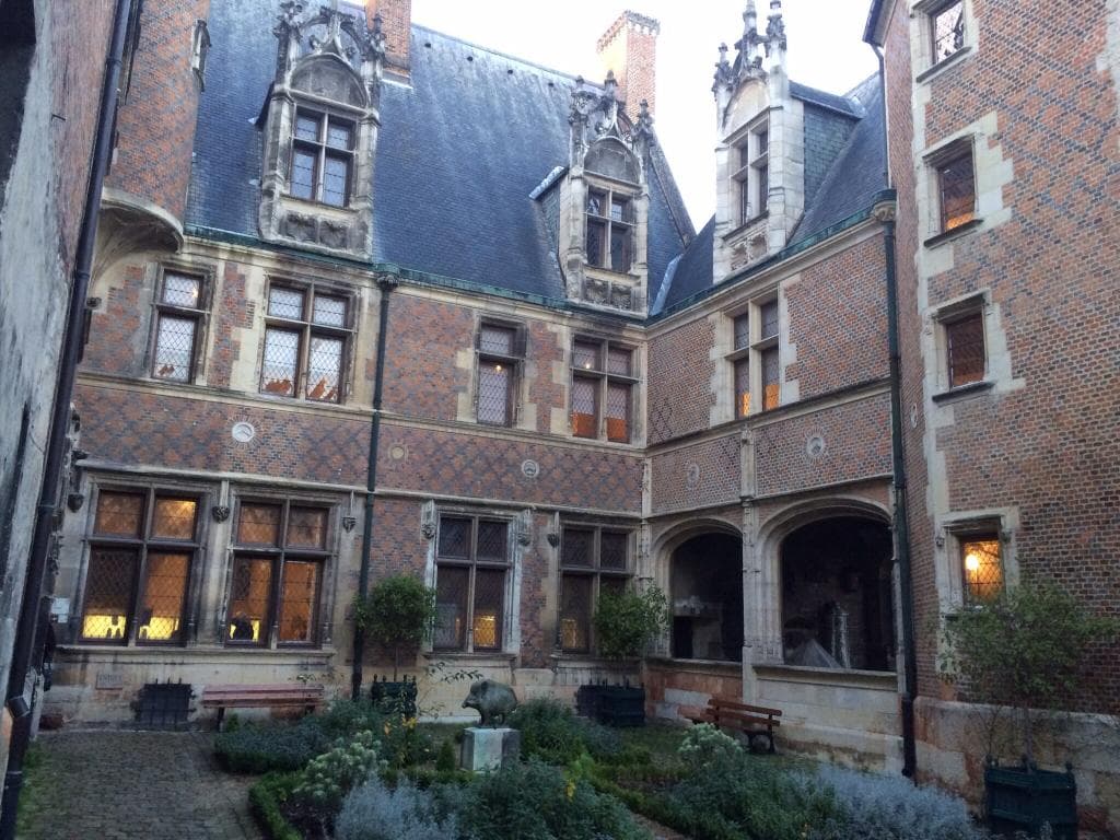 Musee du Berry. Cour intérieure