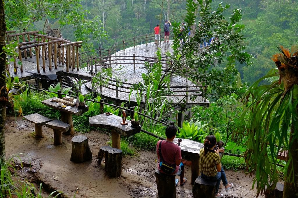 nyaman sekali seruput kopi sambil lihat pemandangan