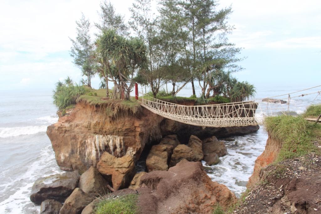 memacu adrenalin di jembatan gantung pantai sungai suci bengkulu