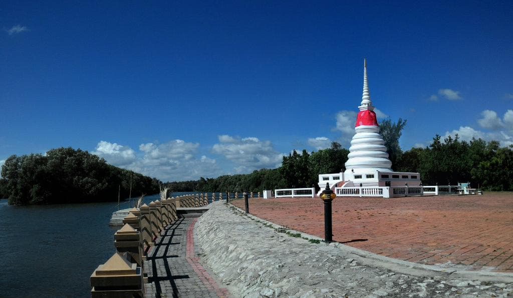 Phra Chedi Klang Nam