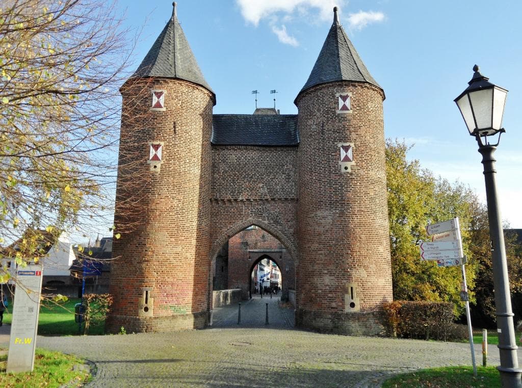 Poort met twee torens , aan de buitenzijde van de Stad .  nl .