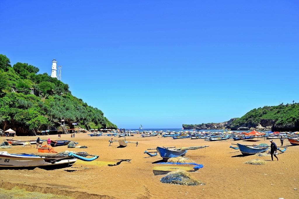Pantai Baron dan ciri khasnya, "Perahu Nelayan"