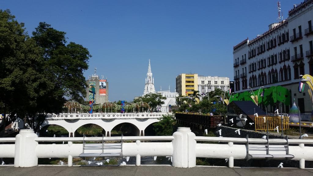 Ponte ao fundo, com decoração de Natal