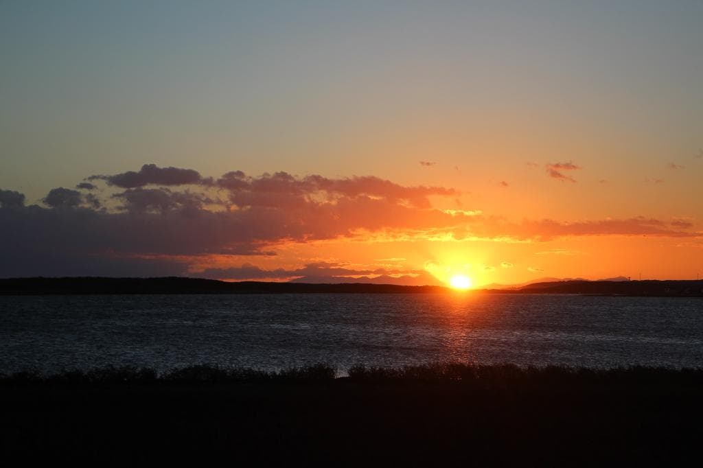 知床連山の合間からの日の出