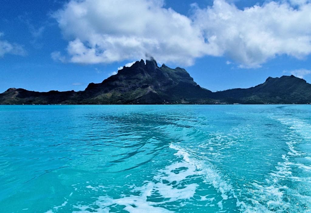 エメラルドグリーンの海とオテマヌ山のコントラストが最高です。