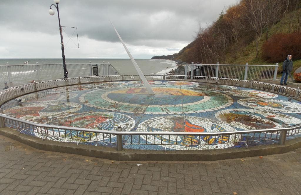 Гуляя по променад можно узнать время по этим часам