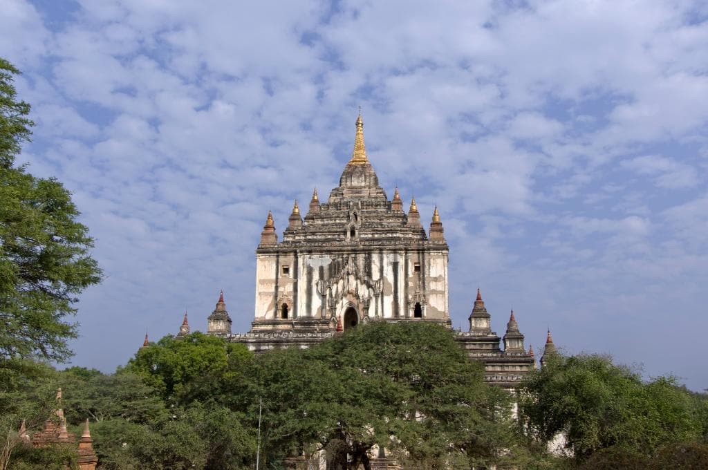 A view of Thatbyinnyu Temple from the Nathlaung Temple
