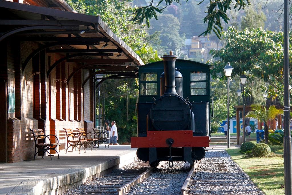 Estação de Nogueira e o trem 'A Baronesa'