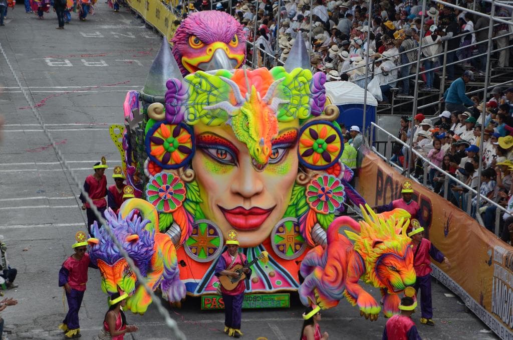 Carrozas en el desfile magno, muestra de cultuta, arte, música y magia.
