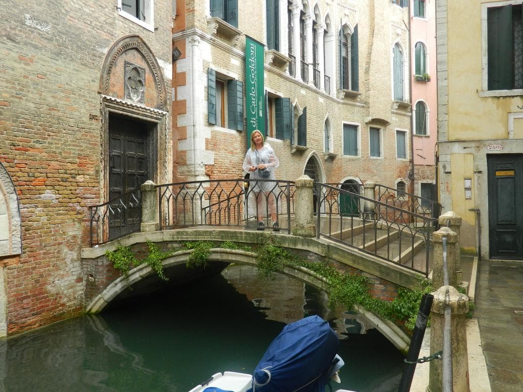 Mi esposa en el puente hacia la casa de Goldoni