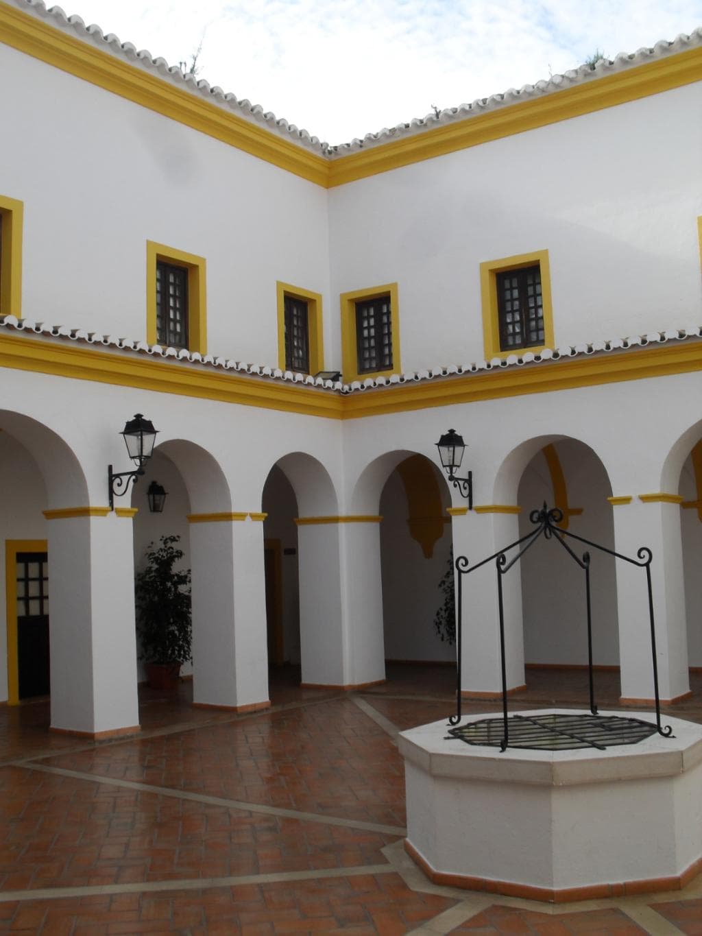 Binnenplein met waterput